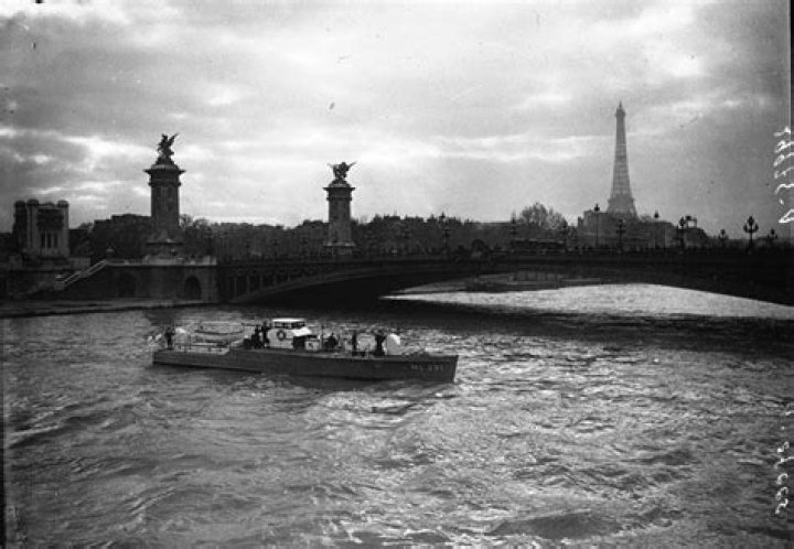 21 Vintage Photos That'll Take You To The Crazy Years Of Paris