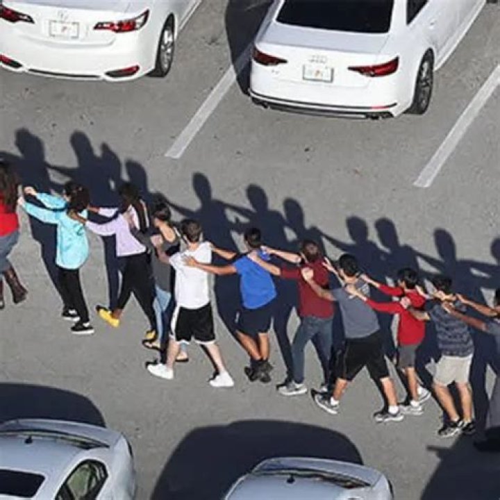 23 Dramatic Photos Of The Parkland School Shooting