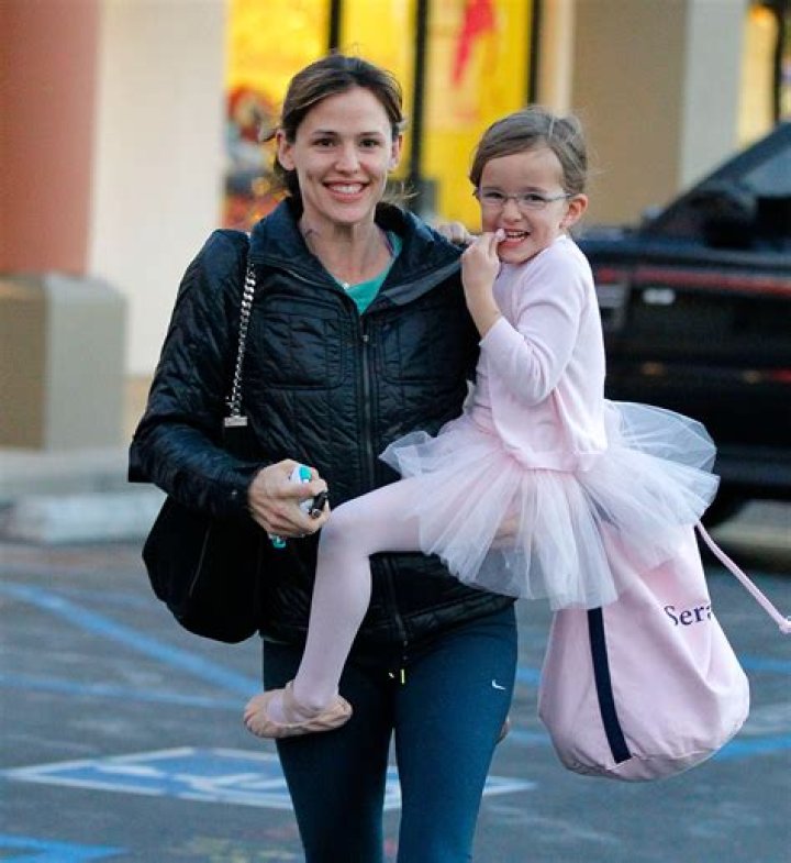 Ben Affleck Takes Daughters Violet, Seraphina and J. Lo’s Kids Emme and Max Shopping: Photos