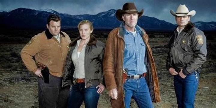 Did Vic from Longmire hurt her leg in real life?