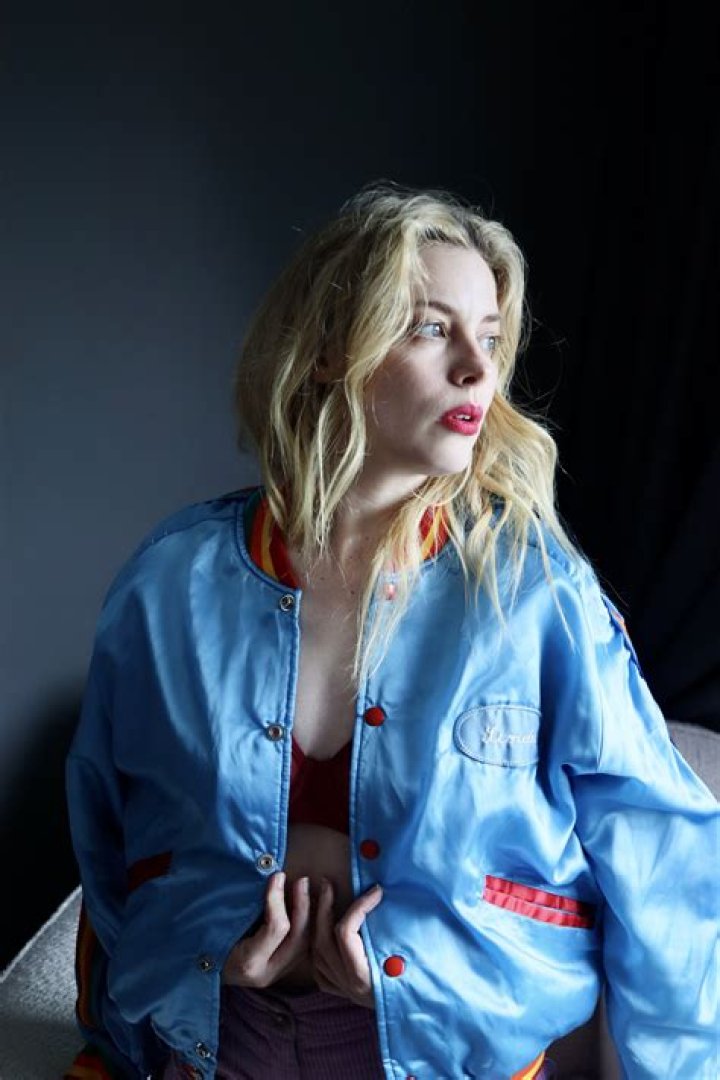 Gillian Jacobs – Celebsgraphy