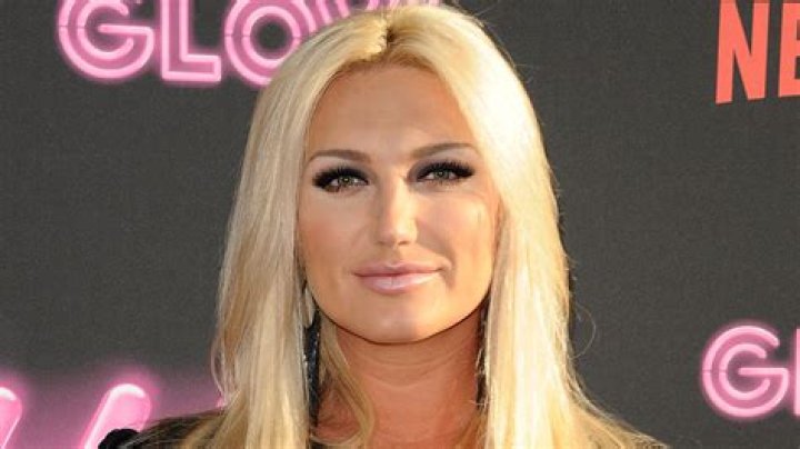 How tall is Brooke Hogan