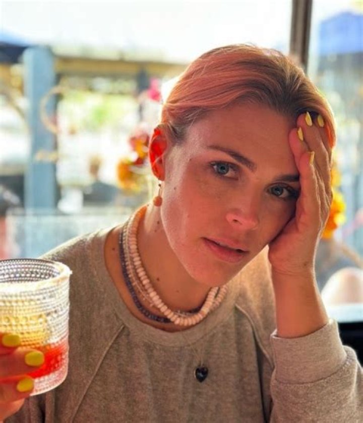 How tall is Busy Philipps