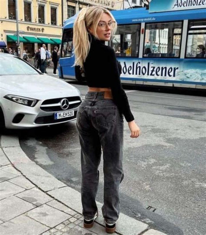 How tall is Corinna Kopf