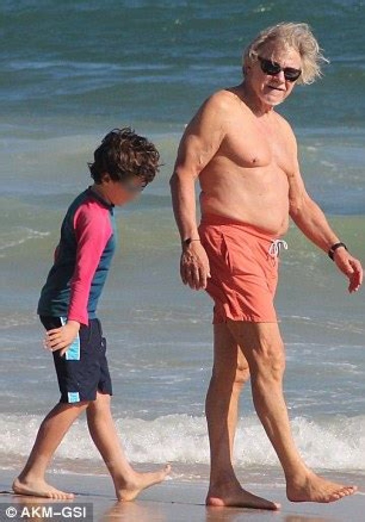 How tall is Harvey Keitel