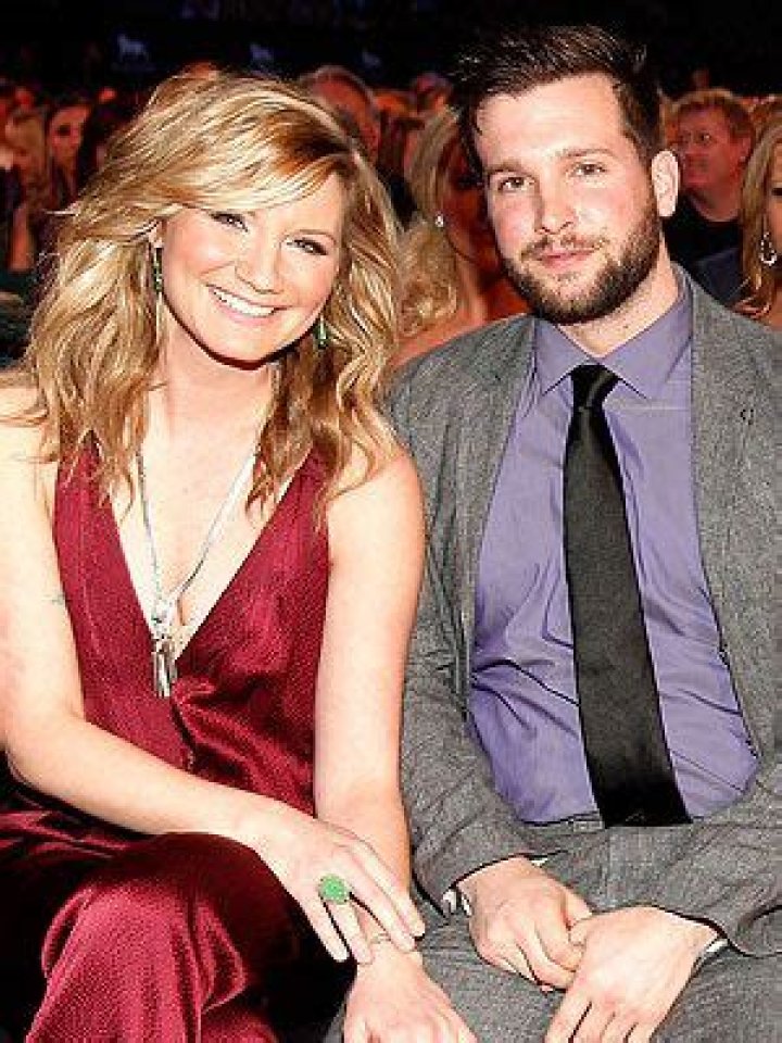 How tall is Jennifer Nettles