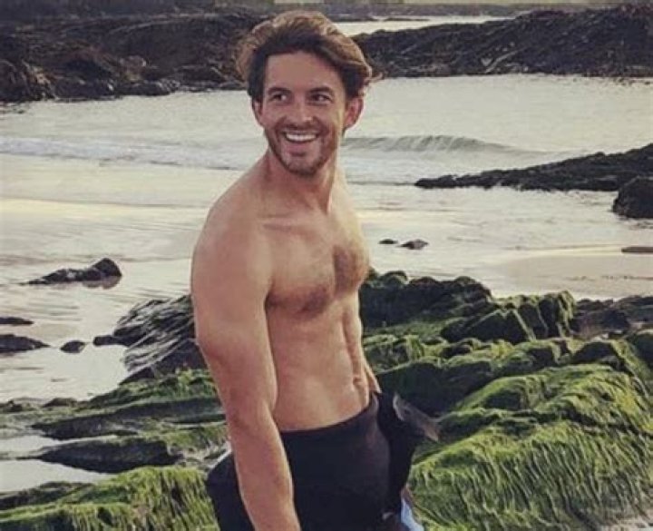 How tall is Jonathan Bailey