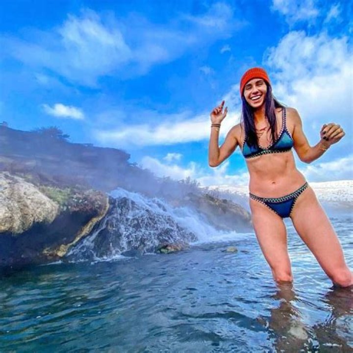 How tall is Kelli Tennant