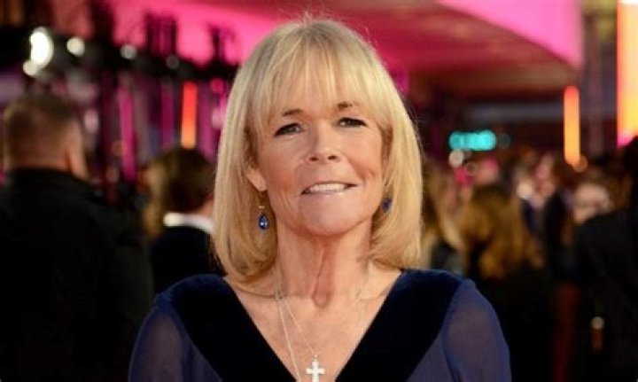 How tall is Linda Robson