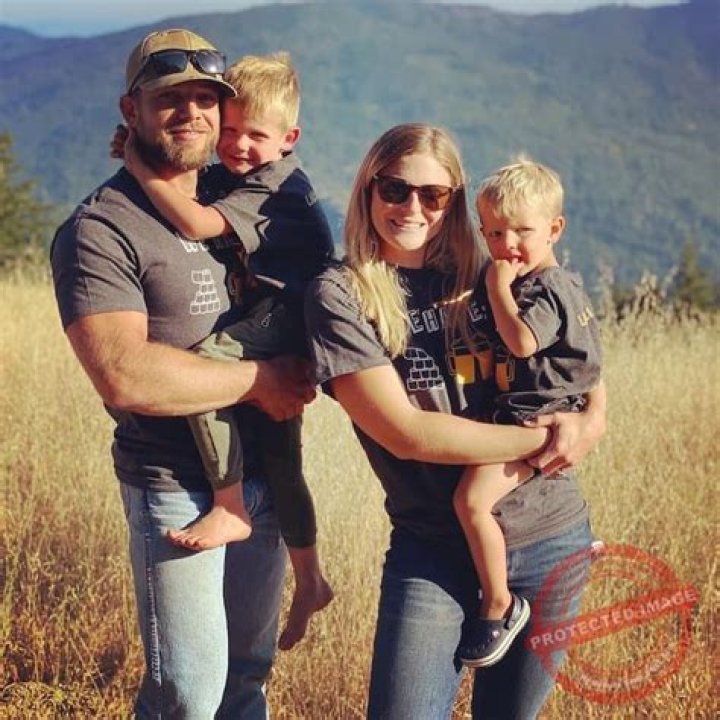 How tall is Max Thieriot