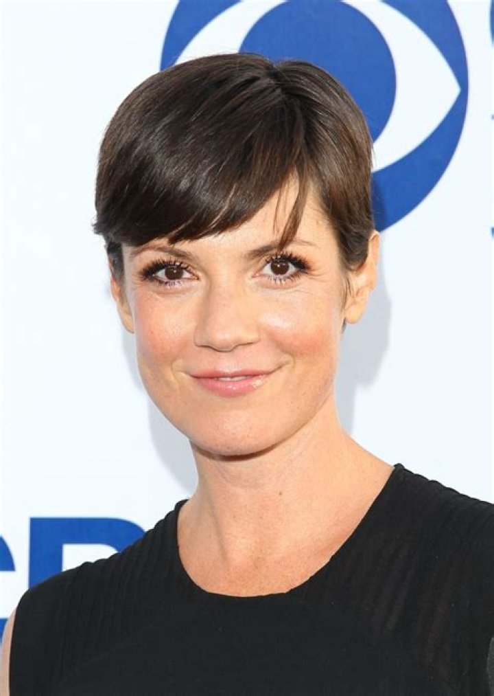 How tall is Zoe McLellan