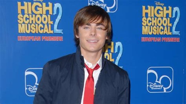 Is Zac Efron singing in High School Musical?