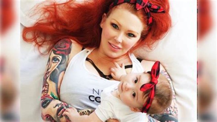 Jenna Jameson Is the Epitome of #MomLife Breastfeeding Her Daughter in the Shower
