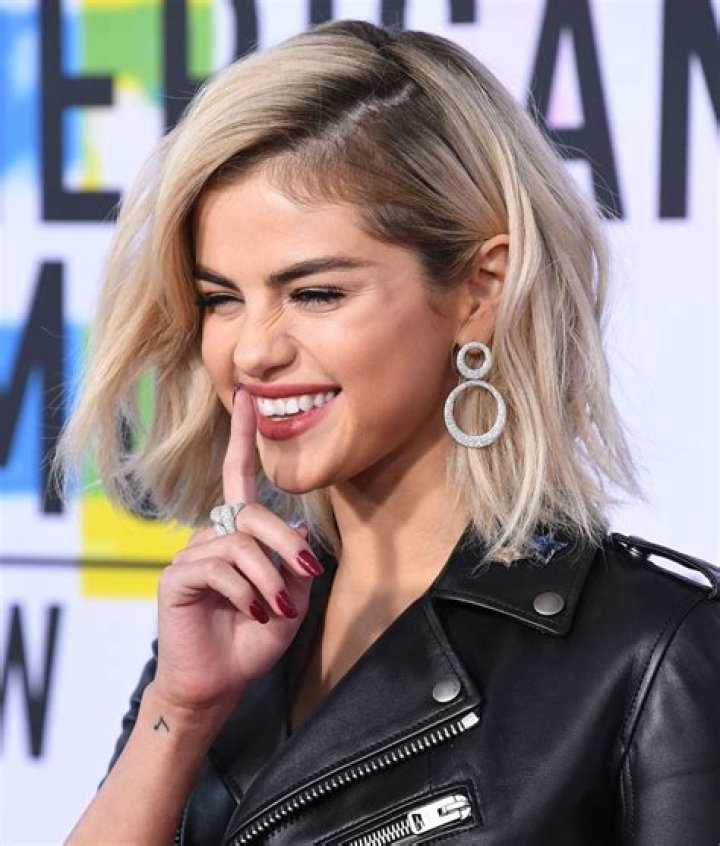 Selena Gomez Debuts Blonde Hair at the AMAs — and TBH, She’s Never Looked Hotter