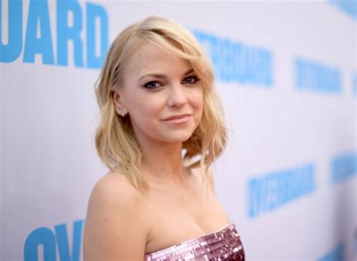What is Anna Faris net worth? (Celebrity Exclusive)